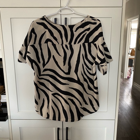 NWOT Reitmans Woven Zebra-Print Short Sleeve Top in Black and Cream - Picture 3 of 4